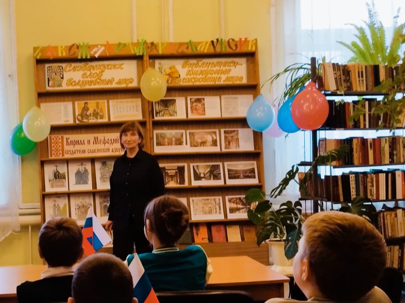 Обзор у книжной выставки «Памятники Кириллу и Мефодию».
