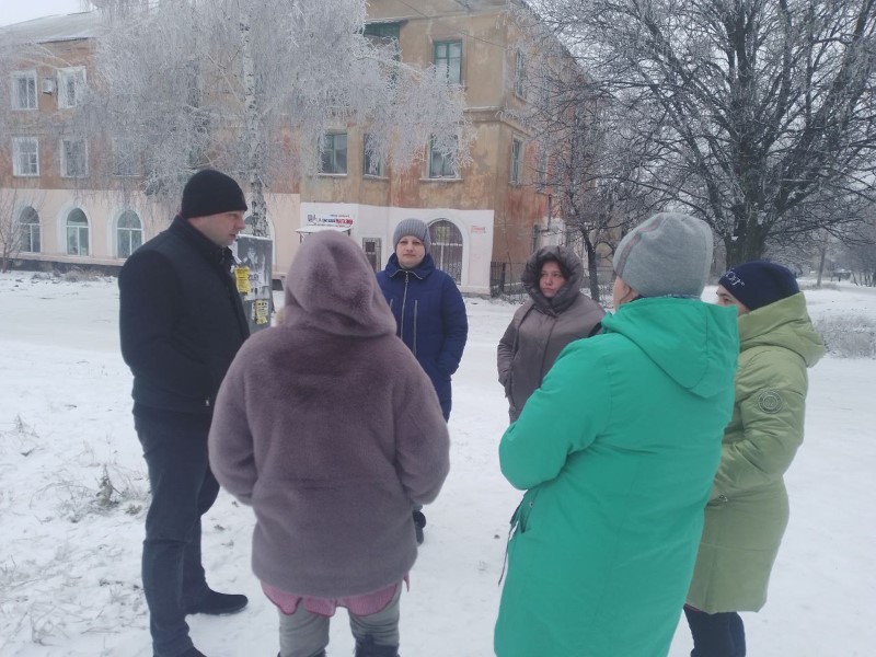 Сход граждан с заместителем главы Пелагеевской администрации.