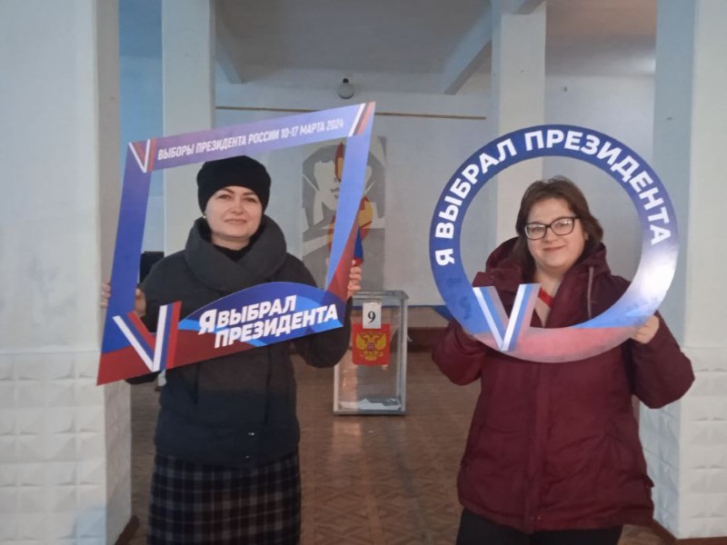 В Торезе стартовал первый день очного голосования.