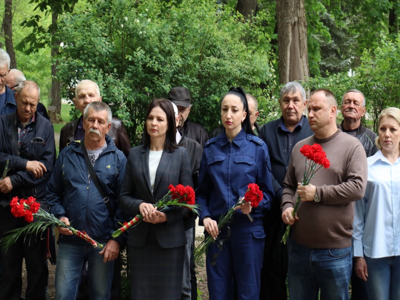 В Торезе состоялась церемония возложения цветов..
