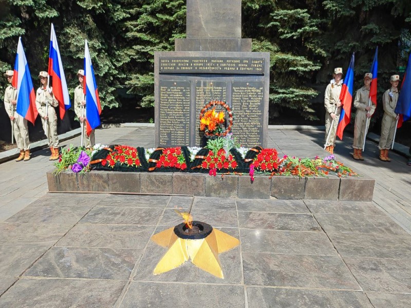 В Торезе зажгли Вечный огонь.