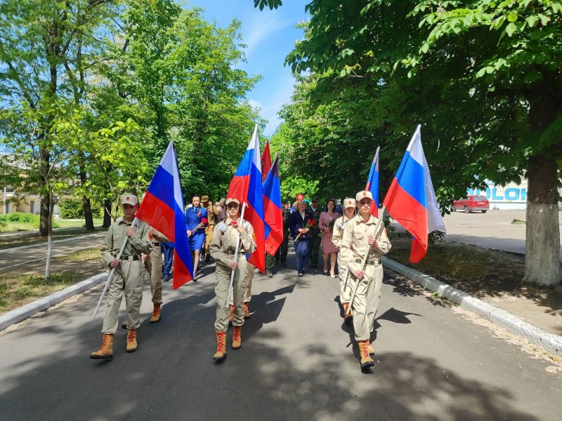 Торжественная церемония возложения цветов.