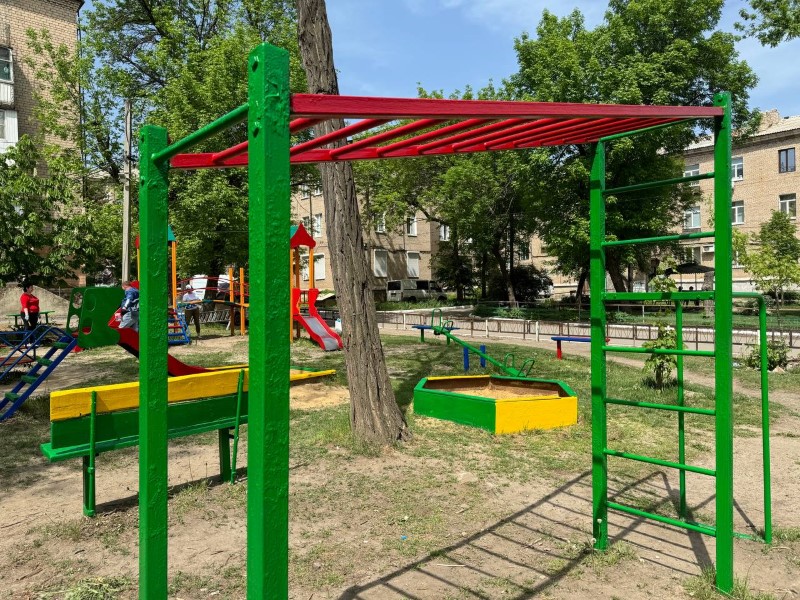 На территории городского округа Торез проведены работы по благоустройству детских площадок.