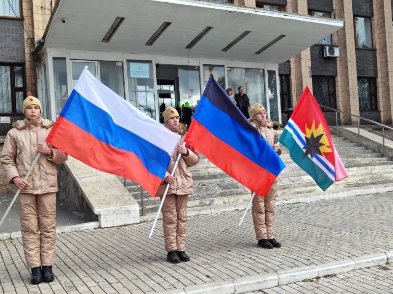 25 октября – День Государственного флага Донецкой Народной Республики .