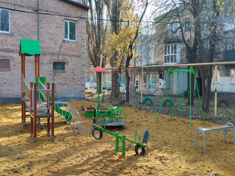 Новая детская площадка на радость детям.