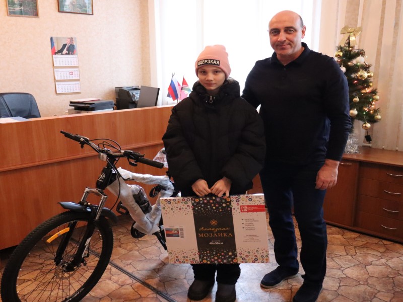 Новогодняя акция «Елка желаний» дарит праздничное настроение детям .