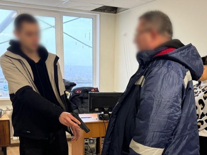 Полицейские задержали жителя Тореза, расстрелявшего пенсионера из пневматического пистолета.