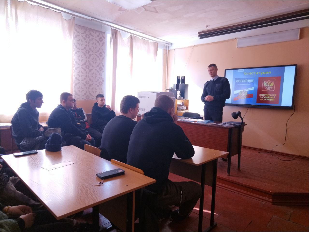 Полицейские провели профилактические беседы с подростками.