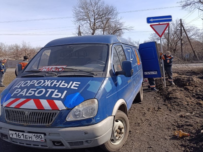 В Торезе ведутся работы по установке дорожных знаков.