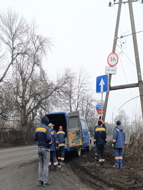 Для безопасности дорожного движения продолжаются работы по установке дорожных знаков по ул. Ленской..