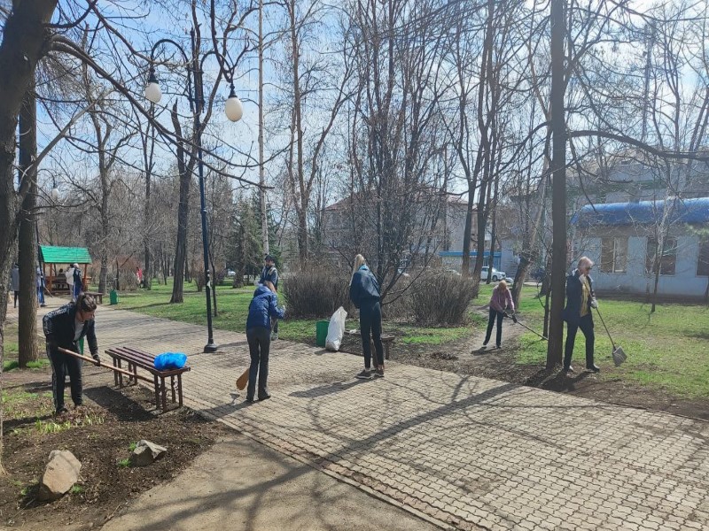 В Торезе состоялся общегородской субботник .