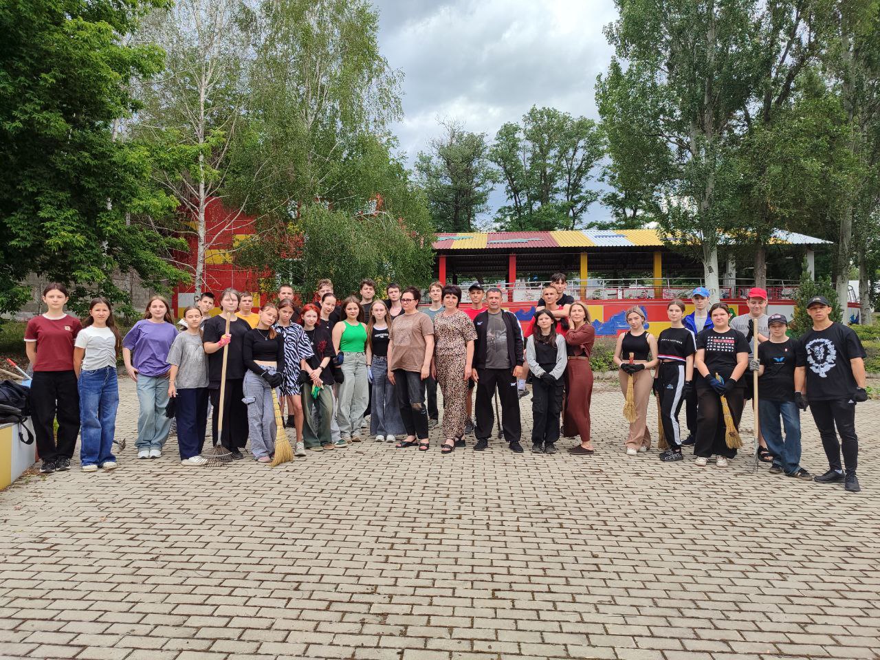 Субботник в детском парке аттракционов.
