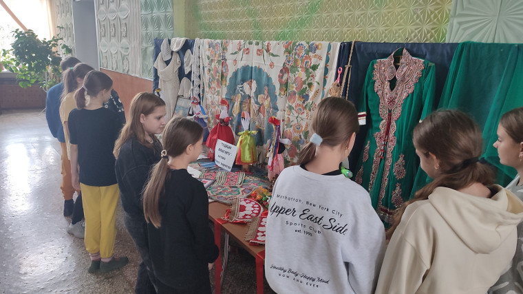 «Традиции живая нить!» - выставка народного творчества. «Традиции живая нить!» - выставка народного творчества.