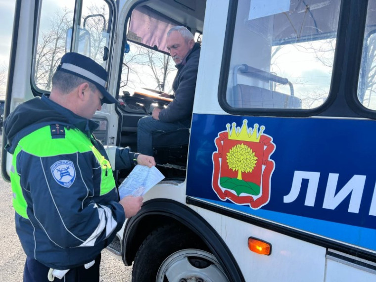 Сотрудники ГИБДД проводят проверки пассажирского автотранспорта. Сотрудники ГИБДД проводят проверки пассажирского автотранспорта.