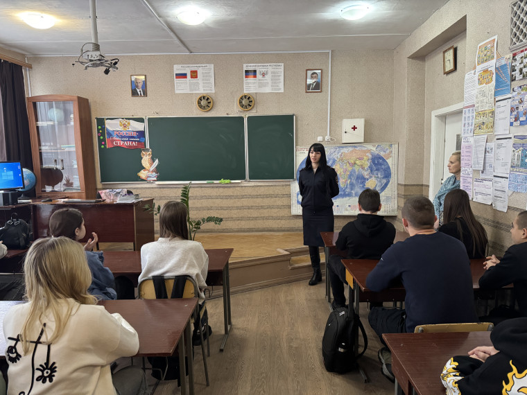 Полицейские проводят профориентационную работу в школах. Полицейские проводят профориентационную работу в школах.