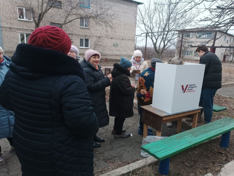 В Торезе стартовало досрочное голосование. В Торезе стартовало досрочное голосование.