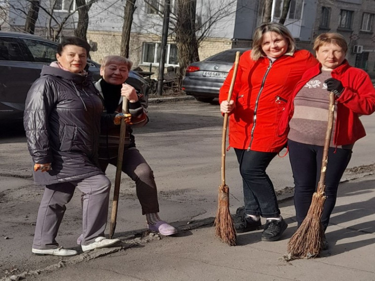 Вот так проходит общереспубликанский субботник на территории городского округа Торез!!!. Вот так проходит общереспубликанский субботник на территории городского округа Торез!!!.