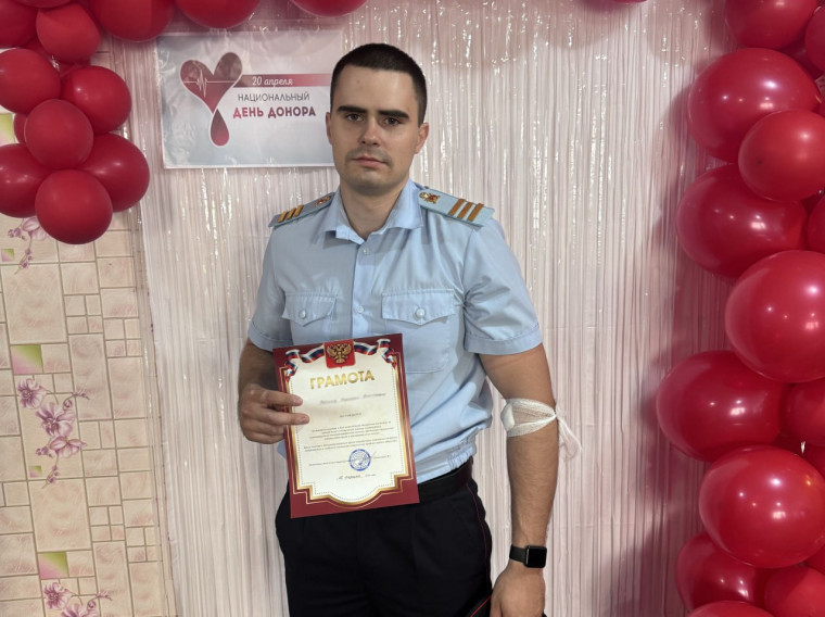 Полицейские приняли участие в сдаче донорской крови . Полицейские приняли участие в сдаче донорской крови .