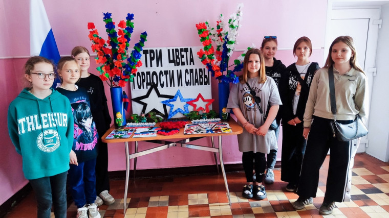 Выставка кружка «Умелые руки» на тему: "Три цвета гордости и славы!". Выставка кружка «Умелые руки» на тему: "Три цвета гордости и славы!".