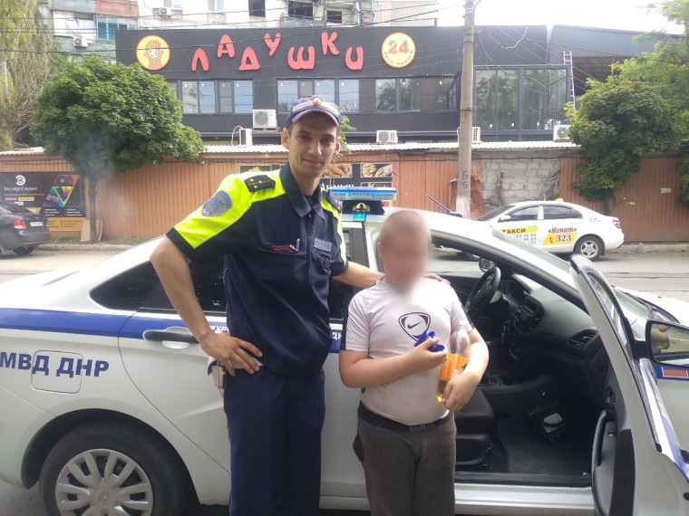 Полицейские разыскали потерявшегося ребенка в Мариуполе . Полицейские разыскали потерявшегося ребенка в Мариуполе .