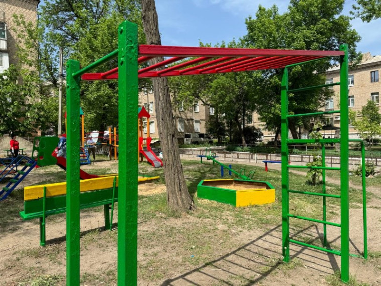 На территории городского округа Торез проведены работы по благоустройству детских площадок. На территории городского округа Торез проведены работы по благоустройству детских площадок.